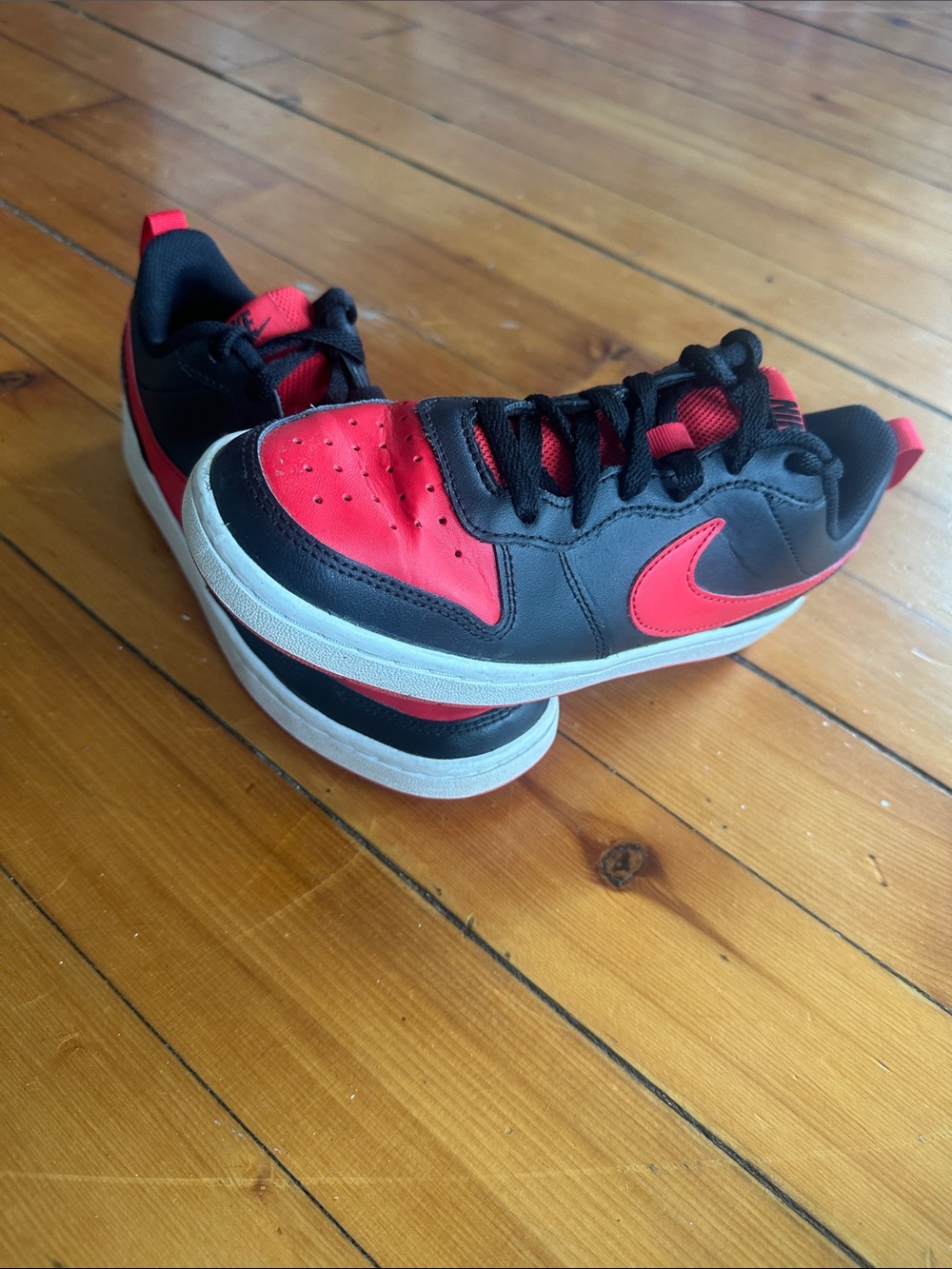 Nike Kids Low-Top Sneakers in Black and Red